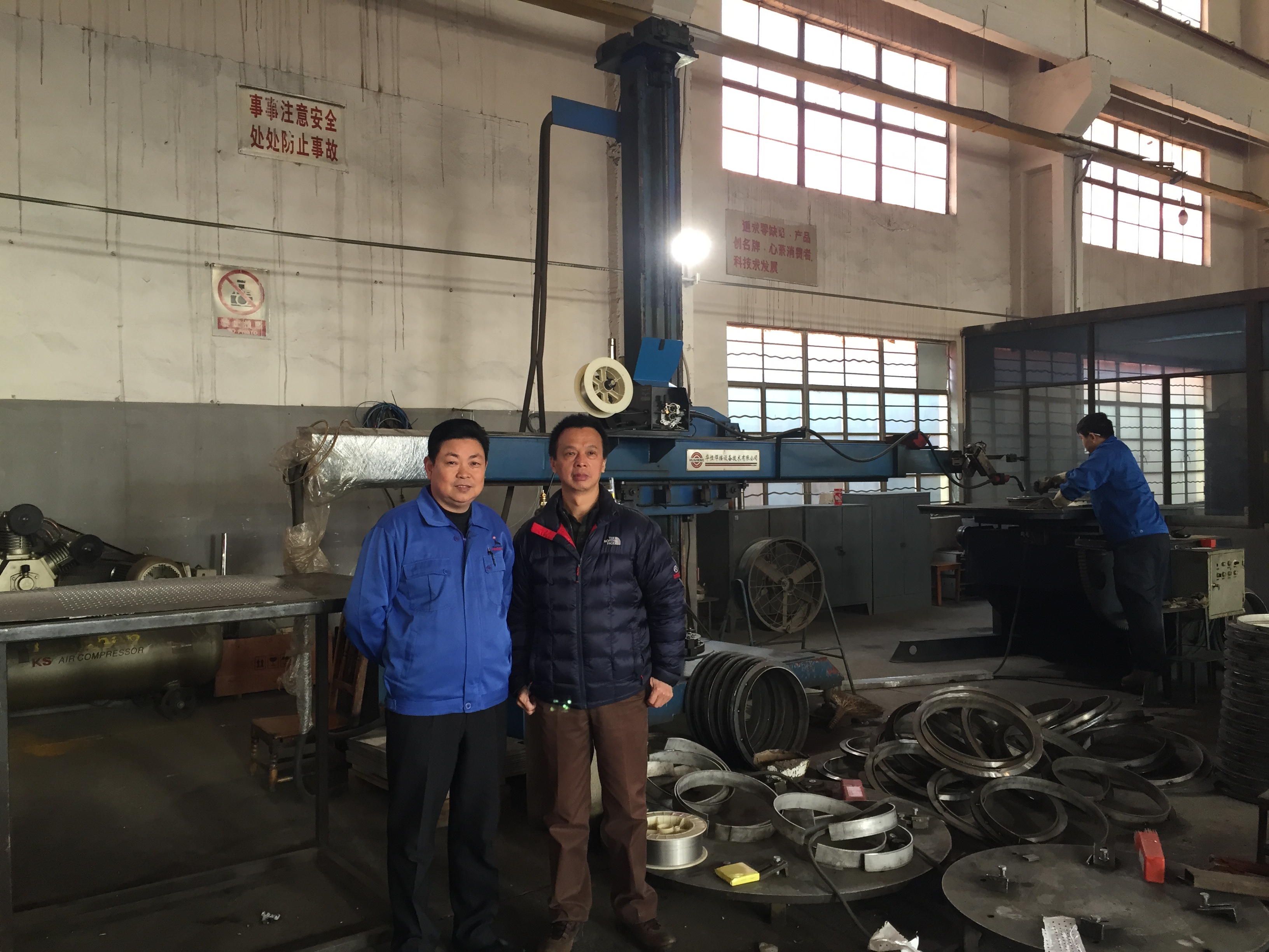  图为海狮邬总和J9集团徐董在J9集团老设备前合影